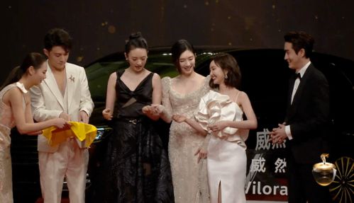 白玉兰颁奖典礼上女演员们惺惺相惜
